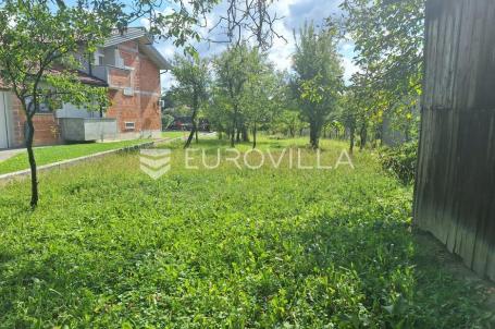 Karlovac, Švarča, građevinsko zemljše 1612 m² na mirnoj lokaciji