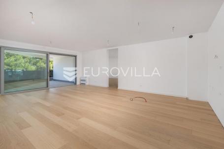 Opatija, centar, višesoban stan u novogradnji s 4 parkirna mjesta NKP 247 m2