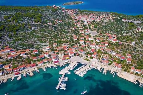 Šibenik, Kaprije, građevinsko zemljište s pogledom na more, 636 m²