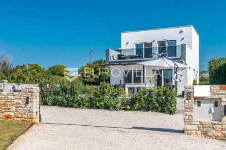 Istra, Savičenta, moderna vila 140 m², u slikovitoj prirodi