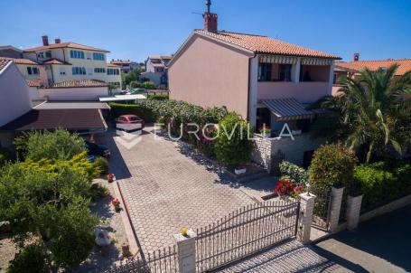 Istra, Pula, Apartmanska kuća s pogledom na more u blizini plaže