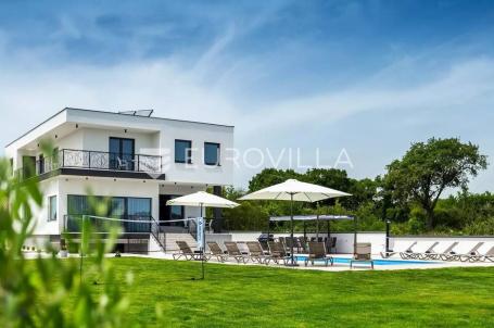 Štinjan, luksuzna vila s bazenom i prostranom okućnicom