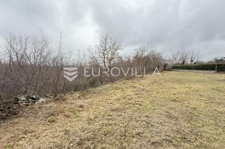Istra, Smoljanci, građevinsko zemljište 897 m² s ishodovanom dozvolom za kuću, mirna lokacija