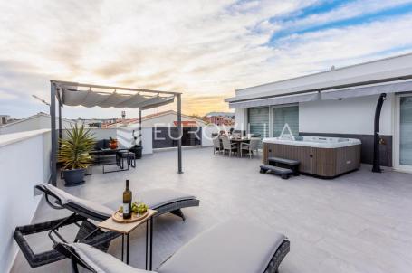 Podstrana, Strožanac, prekrasan dvoetažan penthouse