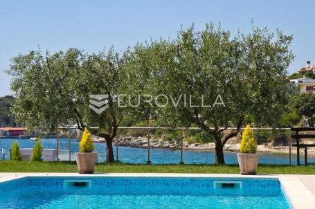 Pula, prekrasna villa s najboljom pozicijom - prvi red do mora