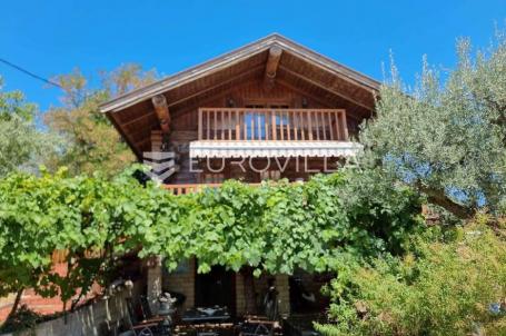 Istra, Kaštelir, šarmantna drvena kuća 117m2 s pogledom na more