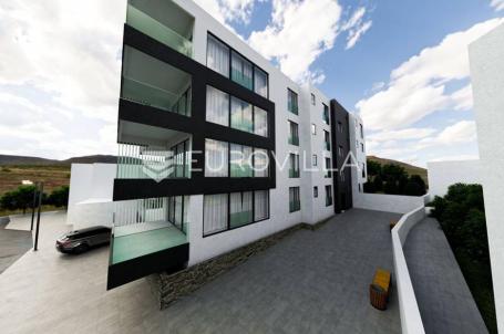 Opatija, trosobni stan u prizemlju s vrtom, NKP 92 m2, vrt, garaža