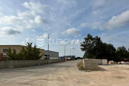 Istra, Svetvinčenat - 2377 m2 građevinskog zemljišta u industrijskoj zoni