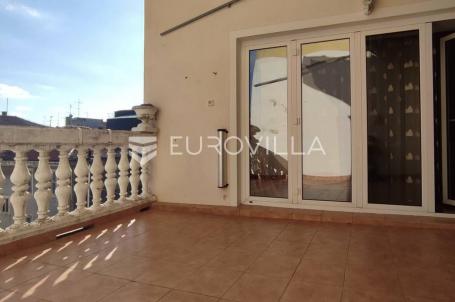 Pula, Giardini, višesoban stan, privatni parking, velika terasa, 180 m²
