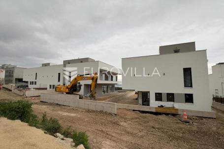 Split, Kaštel Sućurac, V10 – dvojna luksuzna vila s pogledom na more