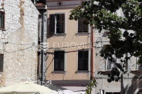 Pula, zgrada sa 4 stana  po 40 m2 u centru grada  - pogodna za najam