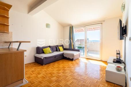 Kaštel Sućurac, kuća s tri stambene jedinice