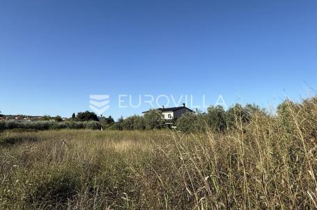 Istra, Pomer - građevinsko zemljište na izoliranoj lokaciji na 200 m od mora, 952 m2