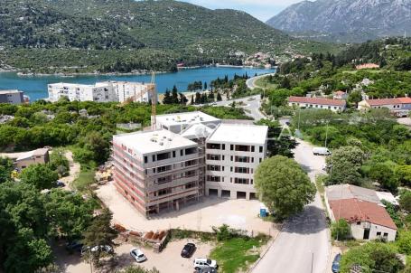 Ploče, novogradnja, trosobni stan na drugom katu