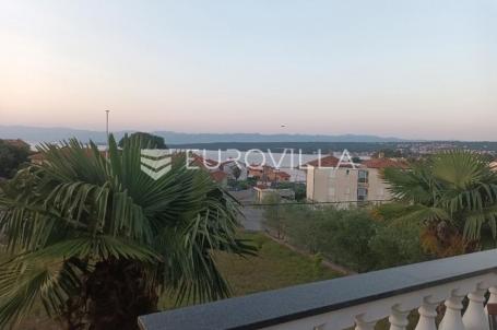 Krk, kuća s 5 apartmana, blizina mora, idealna za turizam, 150 m od mora
