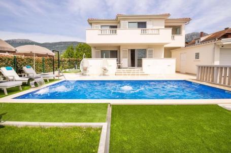 Kaštel Kambelovac, prekrasna vila s bazenom, treći red od mora