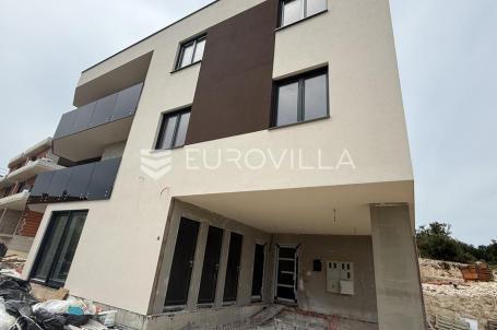 Pula, Pješčana Uvala, četverosobni stan novogradnje 1. kat, 95.50 m², 450 m od mora