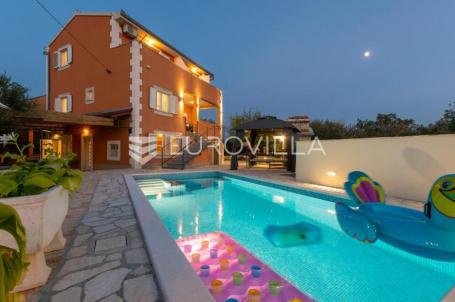 Zečevo Rogozničko, prekrasna apartmanska kuća s bazenom, 236 m²