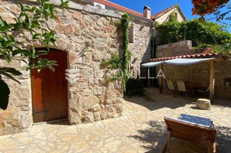Hvar, Vrbanj, autohtona kamena kuća s bazenom
