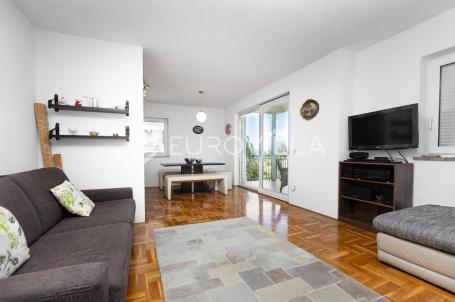Krk, Malinska, komforan trosoban stan 80 m², 400 m od mora