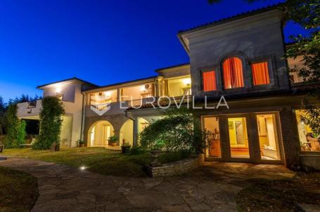 Rakalj, predivna, prostrana villa s bazenom i velikom okućnicom, 452 m²
