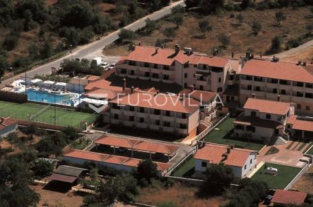 Peroj, hotel s 54 sobe i 5 apartmana, 1,2 km od plaže, pogled na Brijunsko otočje