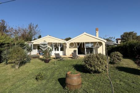 Istra, Muntić, osunčana samostojeća kuća 103 m² na mirnoj lokaciji s lijepom okućnicom