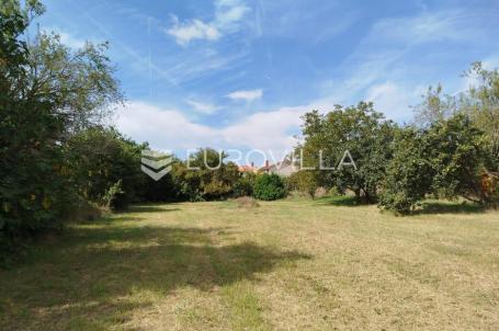 Pula, Busoler – Prostrano građevinsko zemljište 1360 m2 za dom iz snova blizu centra grada