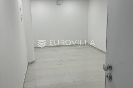 Pula, Centar, adaptiran i uređen poslovni prostor u strogom centru, 18 m²