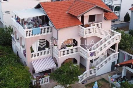Vodice, kuća s 4 apartmana