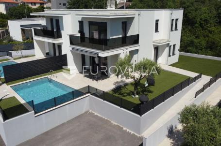 Istra, Umag, moderna dvojna kuća neto korisne površine od 169 m² s bazenom u mirnom okruženju