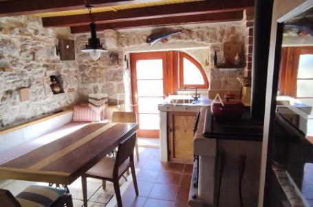 Hvar, Gdinj, kompletno renovirana kamena kuća u nizu