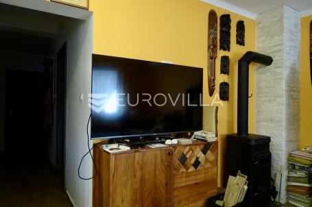Krk, Baška, dvosoban stan 80 m² u prizemlju s vrtom 250 m² i manjim bazenom