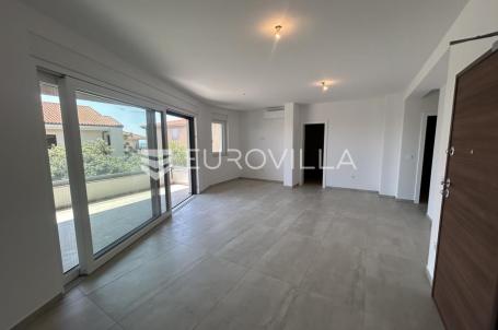 Pag, Mandre, Trosoban stan 98 m² na 1. katu, NOVOGRADNJA u blizini mora