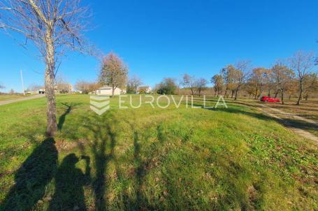 Poreč, okolica - lijepo građevinsko zemljište NKP 832 m2 pravilnog oblika 