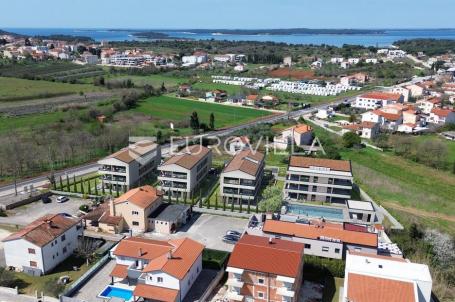 Istra, Fažana, luksuzni trosobni stan 75.37 m², 1. kat, 1.2 km od mora, zatvoreni kompleks