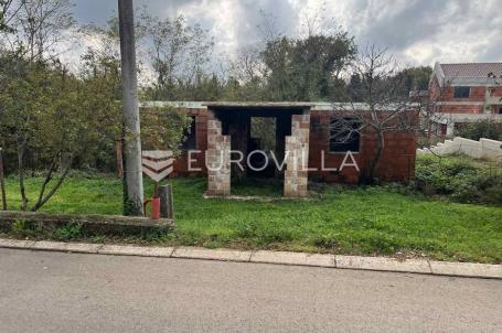 Istra, Krnica, građevinsko zemljište s nedovršenim objektom, 563 m²