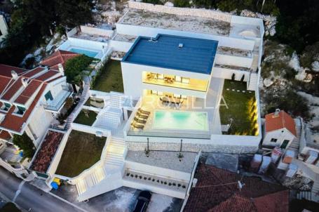 Ploče, Rogotin, vila s bazenom i pogledom na more