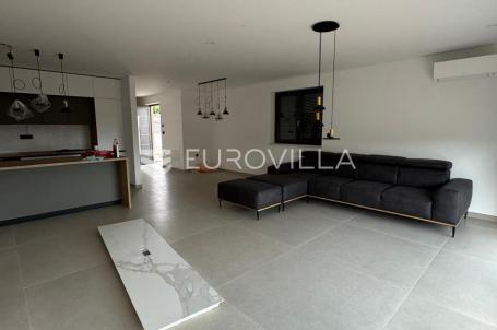 Opatija, Pobri, troetažni stan u novogradnji 269,38 m²