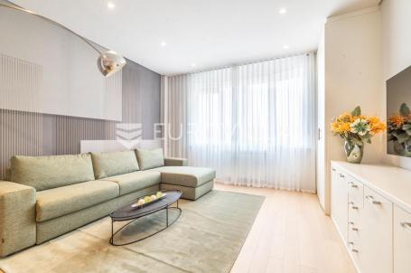 Strogi centar, pješačka zona, garsonijera 33m2, 4. kat, lift, parking