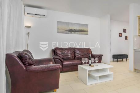 Selce, ZIMSKI NAJAM, prostrani apartman od 70 m² s 2 spavaće sobe i pogledom na more
