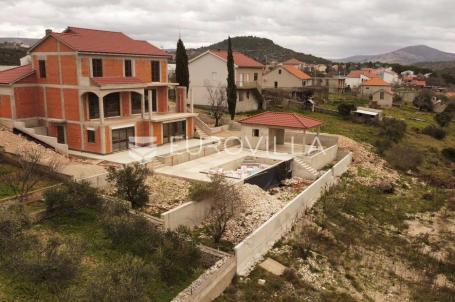 Šibenik, Vrpolje, obiteljska kuća u izgradnji 