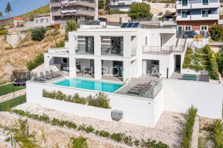 Split, Žrnovnica, moderna vila s bazenom i panoramskim pogledom smještena na zemljištu od 3740 m²
