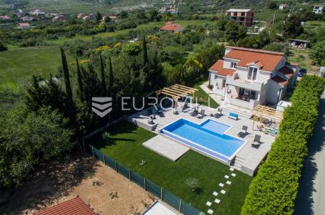 Trogir - Plano, kuća s bazenom na mirnoj lokaciji 