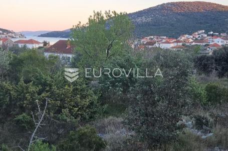  Vinišće građevinsko zemljište 1210 m2  s pogledom na 350 m od mora 