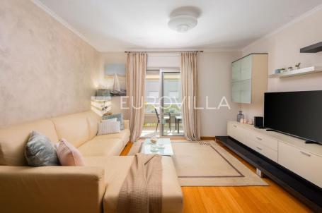 Split, Firule, luksuzan dvosoban stan 82 m², parking, od 1.10.2026. 