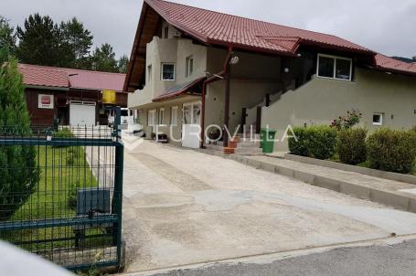 Plitvička jezera, Rudanovac, uređena kuća s tavernom i prostranom okućnicom