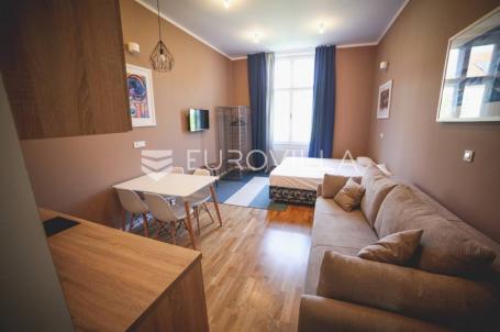 Centar stan 205m2 podijeljen na 5 apartmana i sobu