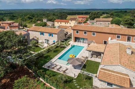 Istra, Kanfanar, komplex  prekrasnih kamenih kuća 1561 m2 na velikoj okućnici