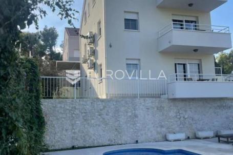 Žedno, otok Čiovo, višekatnica podijeljenja na 2 stana s pogledom na more